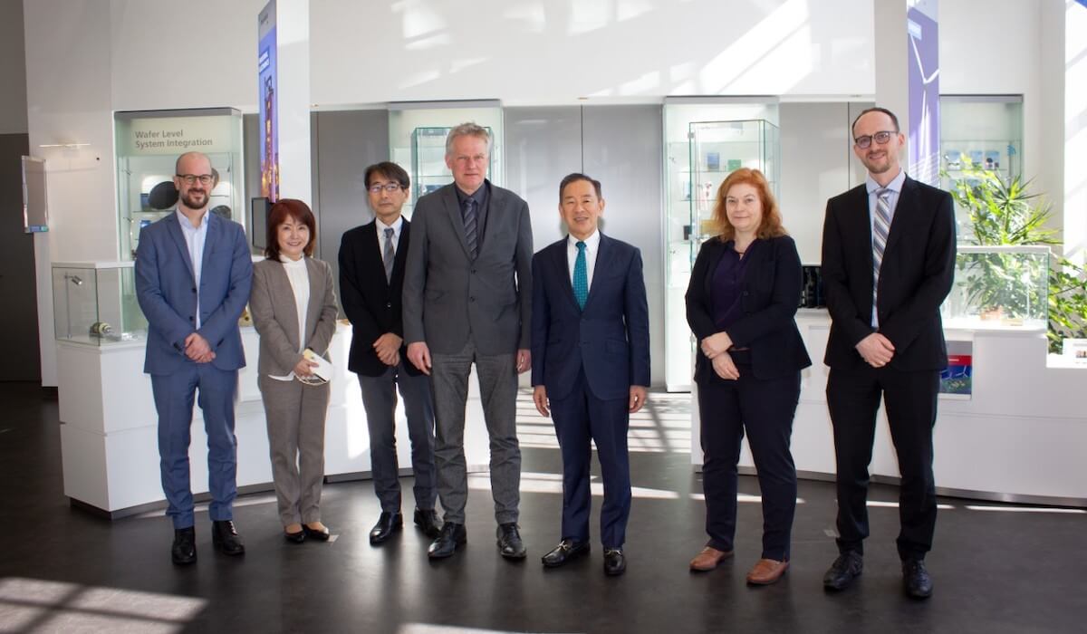 Dr. A Koike (President of Rapidus Corp., 3rd fr. right) and Prof. Dr. M. Schneider-Ramelow (Director of Fraunhofer IZM, 4th fr. right)