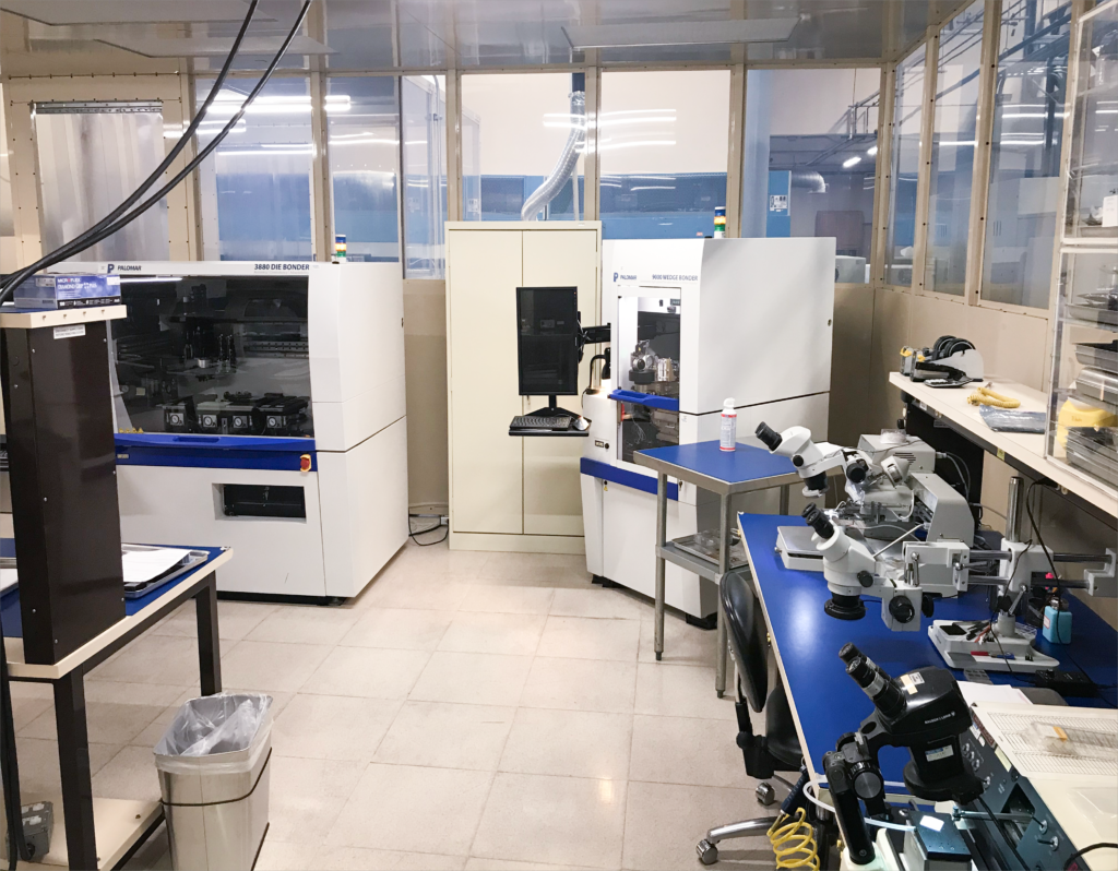Figure 2. StratEdge’s Class 1000 cleanroom and class 100 work areas